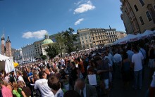 zatoczony rynek krakowski, ludzie na rynku - Tumy na rynku