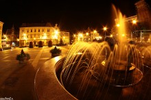 fotografia miejska nocna, bielsko noc, fontanna, zdjcia fontanny, zdjcia placu, plac chrobrego w bielsku, plac pigal, schody, architektura, budynki - Plac Chrobrego