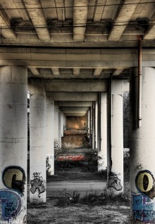 zdjcie pod mostem, pod wiaduktem, filary betonowe - Pod wiaduktem #2