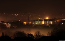 widok na miasto, mglista dolina, domy noc na wzgrzu - Mglisty nocny widok