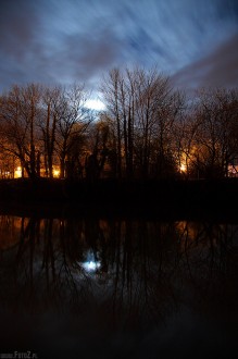 Devizes, Wiltshire, Anglia, noc, rzeka, odbicie lustrzane - Tafla wody noc