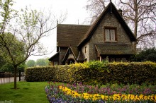hyde park london, park w londynie, natura, ziele, kwiaty - Malowniczy domek