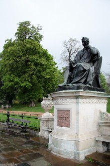 hyde park london, park w londynie, pomnik, rzeba, lekarz, uczony, wynalazca szczepionki przeciw ospie - Edward Jenner - lekarz
