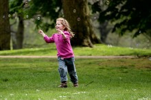 hyde park london, park w londynie, natura,  przyroda, malowniczy, baki mydlane, dziecko, rado, szczscie dziecka - Dziewczynka