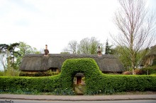 Lacock, Wiltshire, domki pokryte sianem, wie, natura, przyroda - Chatka strzech kryta