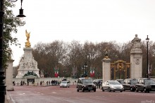 Londyn, zabytki, architektura, London, ruch uliczny, taxi, rezydencja brytyjskich monarchw, paac krlewski - Buckingham Palace - Pomnik Krlowej Wiktorii