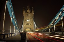 Londyn, zabytki, architektura, London, zdjecia nocne Londynu, most, ruch uliczny - Tower Bridge nocny ruch