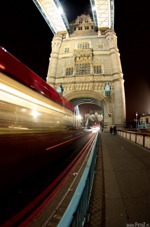 Londyn, zabytki, architektura, London, most, zdjecia nocne Londynu, autobus - Ruch na Tower Bridge