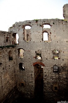 szcztki zamku w Ogrodziecu - ciana zamkowa