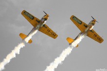 zdjcia lotnicze z pikniku w bielsku, zdjcie samolotu, akrobacje podniebne, ewolucje powietrzne - Aerobatic Yakkers Yak-52TW