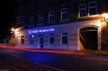 zdjcie neonu odbitego od ulicy, neon noc - HDD-Neon
