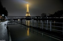 wiea Eiffel w nocy nad rzek - Mroczna Sekwana